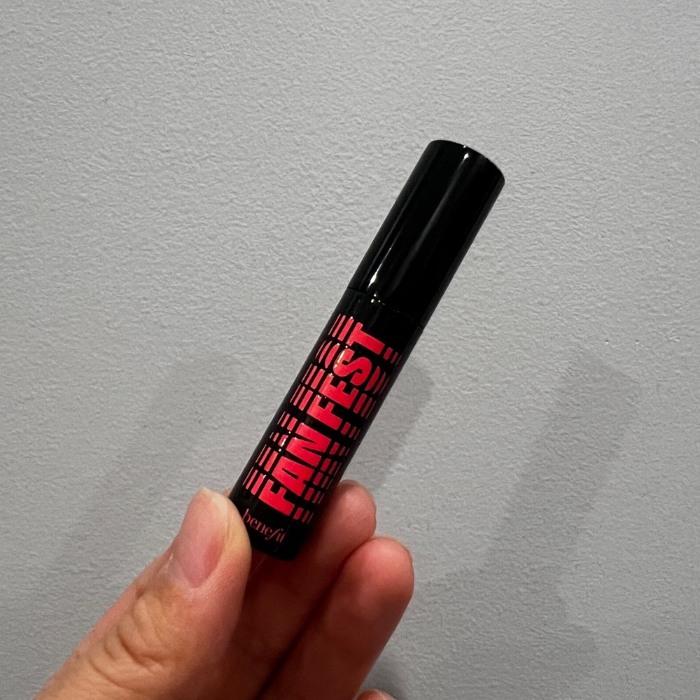 Brand NEW travel size Benefit fan fest fanning & volumizing mascara - 3.0g